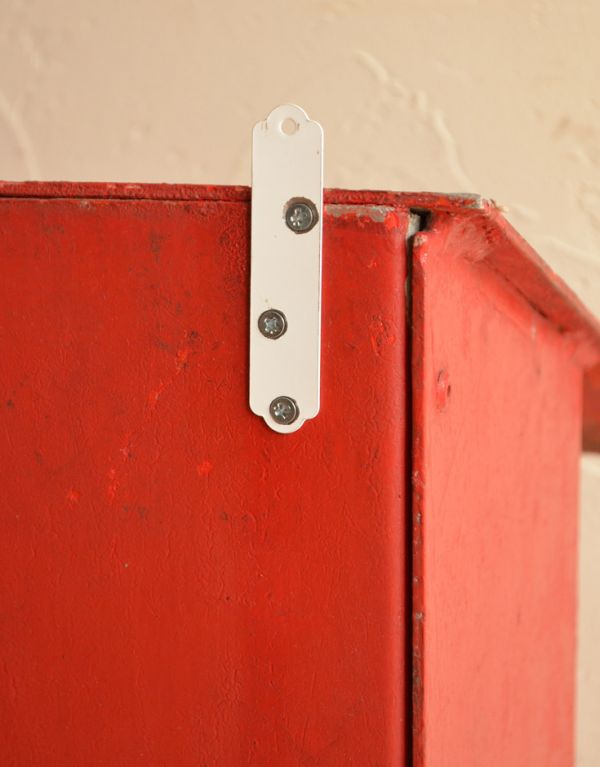 アンティーク ホーロー・アイアン製の雑貨　アンティーク雑貨　イギリスで見つけためずらしいアンティーク、真っ赤な色の可愛いポスト。金具を付けました壁に取り付けられるように、背中の4ヶ所に金具をつけました。(k-1271-z)