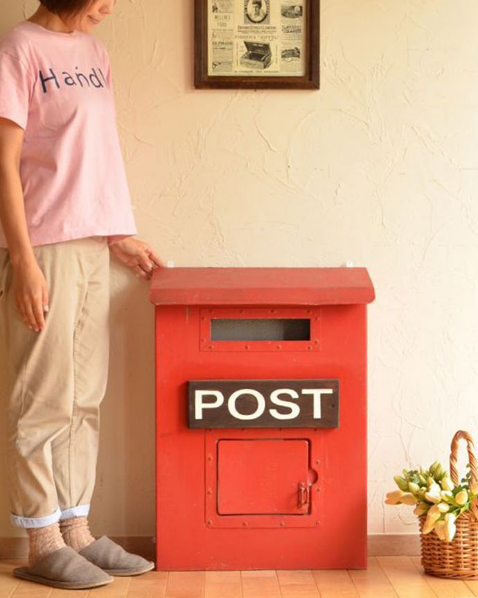 アンティーク ホーロー・アイアン製の雑貨　アンティーク雑貨　イギリスで見つけためずらしいアンティーク、真っ赤な色の可愛いポスト。英国サイズの大きなポスト日本では見かけないサイズの大きなポスト。(k-1271-z)