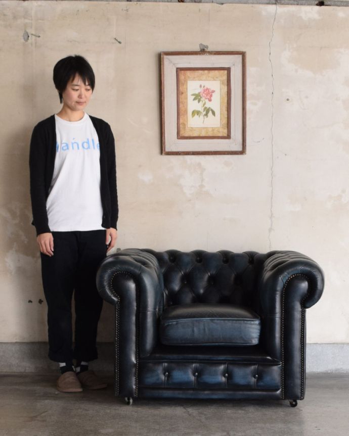 セティ・ソファ・ベンチ アンティーク チェア ひとり掛けのオシャレなソファ、アンティークのイギリス家具(ウィングバックチェア)。何時間でも座っていたくなるのがウィングバックチェアの醍醐味!飽きのこない優れたデザイン性にも注目です。(k-1276k-c)