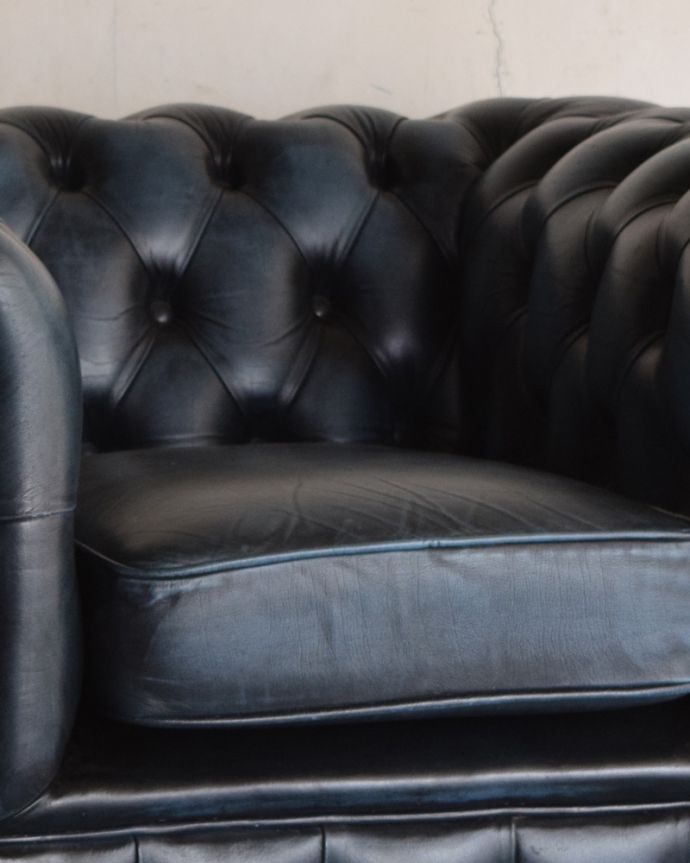 セティ・ソファ・ベンチ アンティーク チェア ひとり掛けのオシャレなソファ、アンティークのイギリス家具(ウィングバックチェア)。パンと張った革が美しい。(k-1276k-c)