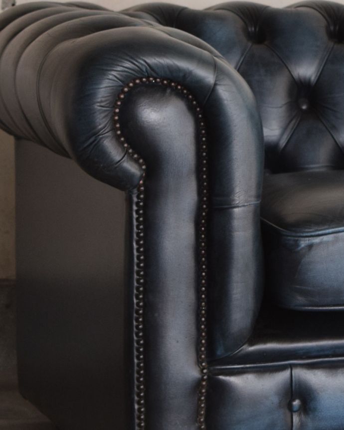 セティ・ソファ・ベンチ アンティーク チェア ひとり掛けのオシャレなソファ、アンティークのイギリス家具(ウィングバックチェア)。アーム部分にまで、整列した鋲がかっこいいですよ。(k-1276k-c)