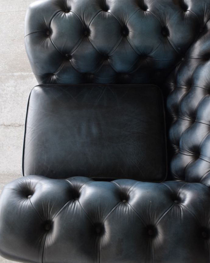 セティ・ソファ・ベンチ アンティーク チェア ひとり掛けのオシャレなソファ、アンティークのイギリス家具(ウィングバックチェア)。座面が広い一人掛けソファは、男女ともに長く飽きずにお使いいただけます。(k-1276k-c)