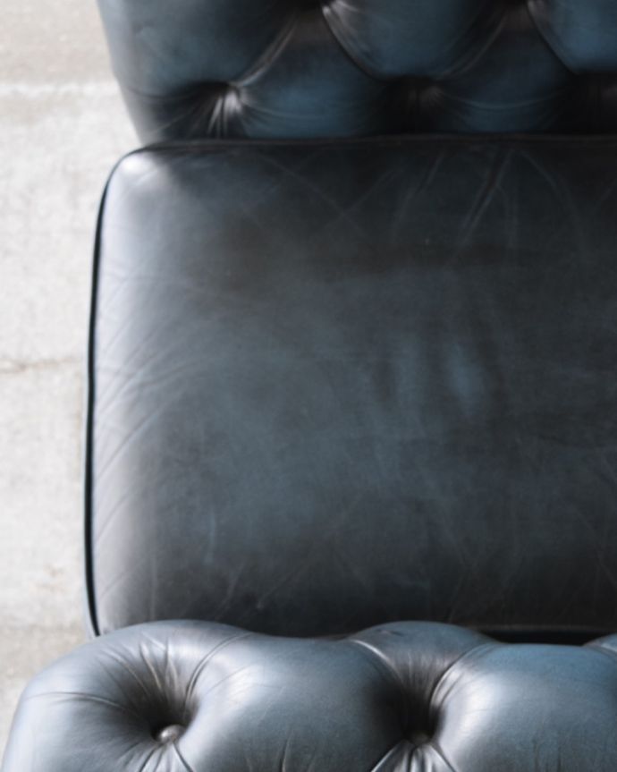 セティ・ソファ・ベンチ アンティーク チェア ひとり掛けのオシャレなソファ、アンティークのイギリス家具(ウィングバックチェア)。高級感溢れるデザインです。(k-1276k-c)