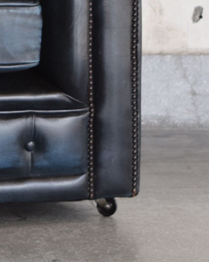 セティ・ソファ・ベンチ アンティーク チェア ひとり掛けのオシャレなソファ、アンティークのイギリス家具(ウィングバックチェア)。きちんと調整したので、新しいものと比べるとスムーズではありませんが、ちゃんと動きます。(k-1276k-c)