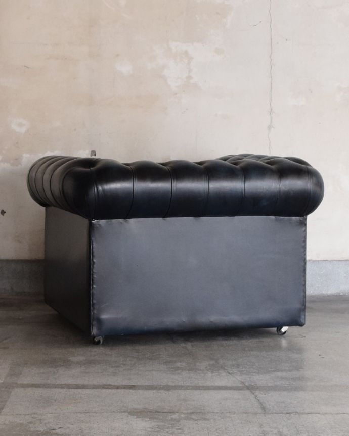 セティ・ソファ・ベンチ アンティーク チェア ひとり掛けのオシャレなソファ、アンティークのイギリス家具(ウィングバックチェア)。アンティークは新品ではないので、もちろん経年変化によるキズはありますが、専門の職人が目立たないようキレイにお直しをしているので、後姿までキレイです。(k-1276k-c)