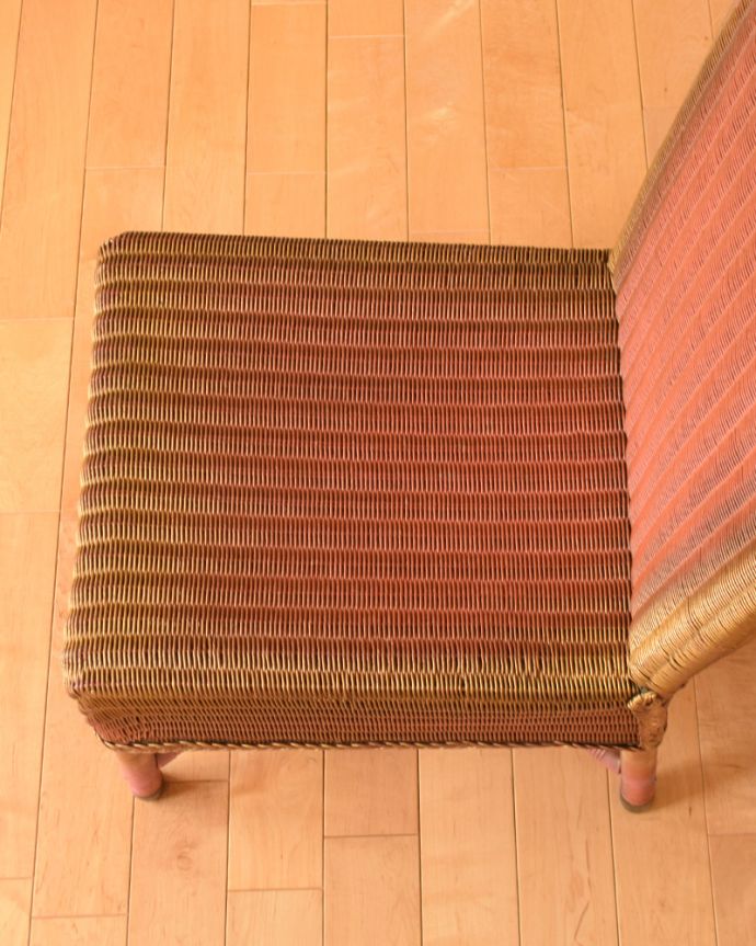 ロイドルーム　アンティーク チェア　ピンクゴールドが可愛いロイドルームチェア、イギリスのアンティークチェア。しっかり編み込まれているので座り心地抜群です座面は広々していて、キレイにペイントされています。(k-1278k-c)