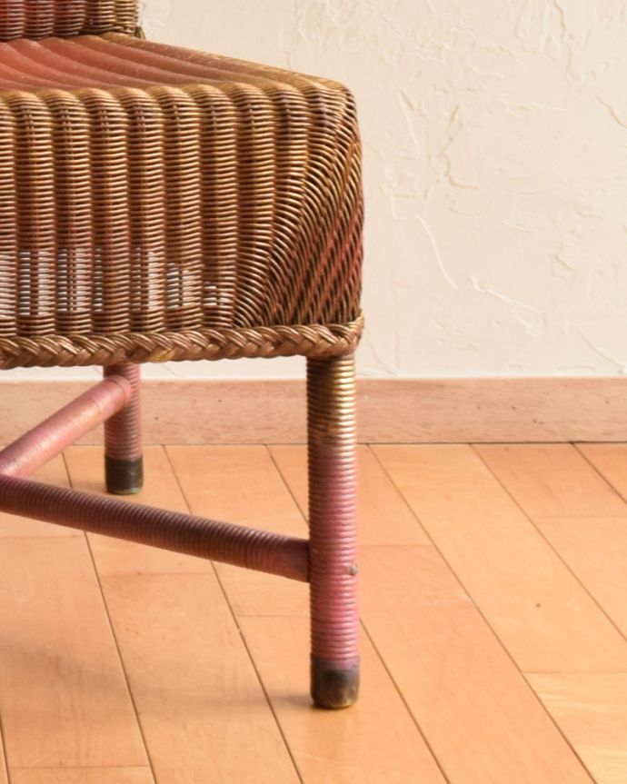 ロイドルーム　アンティーク チェア　ピンクゴールドが可愛いロイドルームチェア、イギリスのアンティークチェア。床を滑らせて移動出来ますHandleではアンティークチェアの脚の裏にフェルトキーパーをお付けしています。(k-1278k-c)