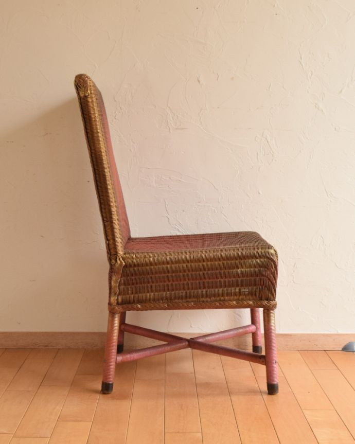 ロイドルーム　アンティーク チェア　ピンクゴールドが可愛いロイドルームチェア、イギリスのアンティークチェア。横から見るとこんな感じです背もたれがゆるやかにカーブしているので、深く腰掛けるとよりリラックスできます。(k-1278k-c)