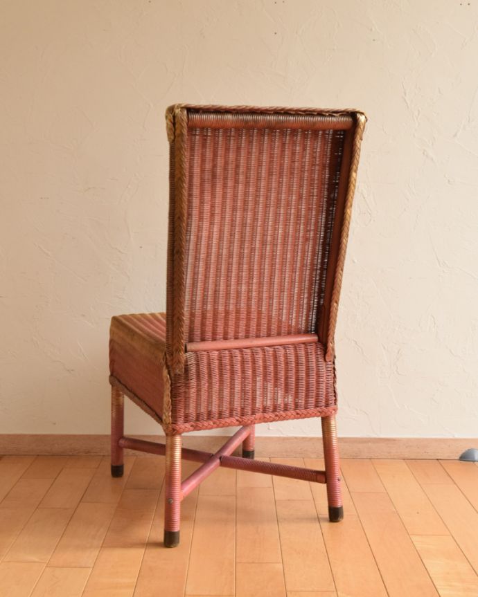 ロイドルーム　アンティーク チェア　ピンクゴールドが可愛いロイドルームチェア、イギリスのアンティークチェア。後ろ姿にも自信があります！アンティークは新品ではないので経年変化によるキズはありますが、専門の職人が目立たないようキレイにお直しをしているので、後姿までキレイです。(k-1278k-c)