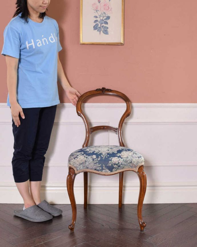 サロンチェア アンティーク チェア 英国アンティークチェア、エレガントな背もたれのバルーンバックチェア。上品な雰囲気が漂うバルーンバックチェア。(k-1282-c)