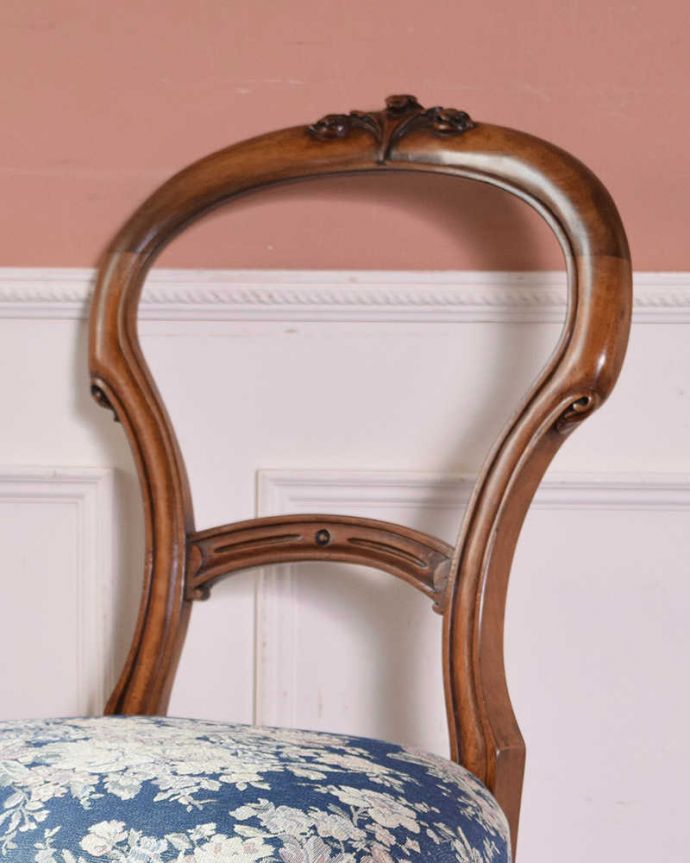 サロンチェア アンティーク チェア 英国アンティークチェア、エレガントな背もたれのバルーンバックチェア。 アンティークだからこそ手に入るデザイン風船のようにふんわりと丸いデザインの背もたれの曲線は、現代では作れない技術。(k-1282-c)