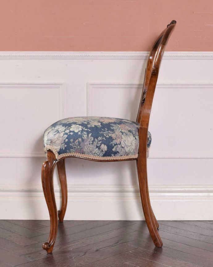 サロンチェア アンティーク チェア 英国アンティークチェア、エレガントな背もたれのバルーンバックチェア。気品の感じられる横顔180度、どの角度から見ても優雅なフォルムは変りません。(k-1282-c)