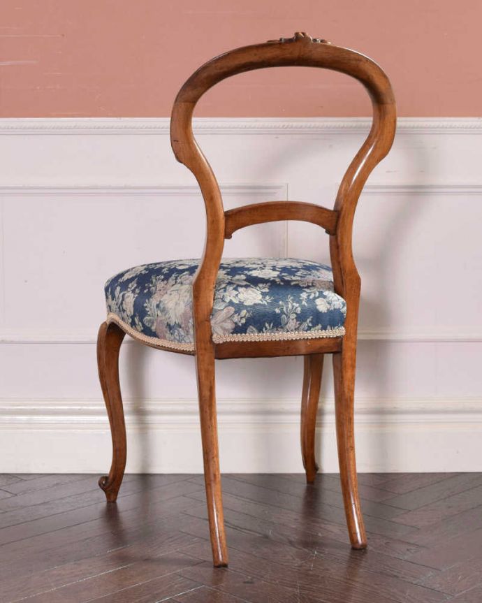 サロンチェア アンティーク チェア 英国アンティークチェア、エレガントな背もたれのバルーンバックチェア。後ろから見ても優雅なフォルムもちろん後ろ姿も美しい〜うっとりするほど優雅なアンティークチェアは、もちろん新品ではないので経年変化によるキズはありますが、専門の職人が組み直して修復しているので安心してお使い頂けます。(k-1282-c)