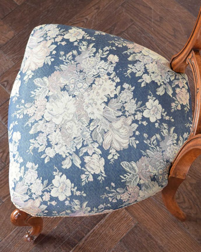 サロンチェア アンティーク チェア 英国アンティークチェア、エレガントな背もたれのバルーンバックチェア。上から座面を見てみましょう座面は新しく張り替えたのでキレイです。(k-1282-c)