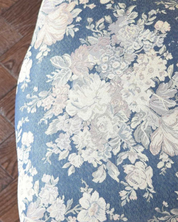 サロンチェア アンティーク チェア 英国アンティークチェア、エレガントな背もたれのバルーンバックチェア。生地のセレクトもこだわりました椅子の優雅さを損なわないように生地選びにもこだわっています。(k-1282-c)