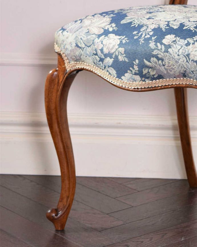 サロンチェア アンティーク チェア 英国アンティークチェア、エレガントな背もたれのバルーンバックチェア。移動もラクラクの理由は…Handleのアンティークチェアの脚の裏には、フェルトキーパーをお付けしていますので、持ち上げず床を滑らせてお使い頂けます。(k-1282-c)