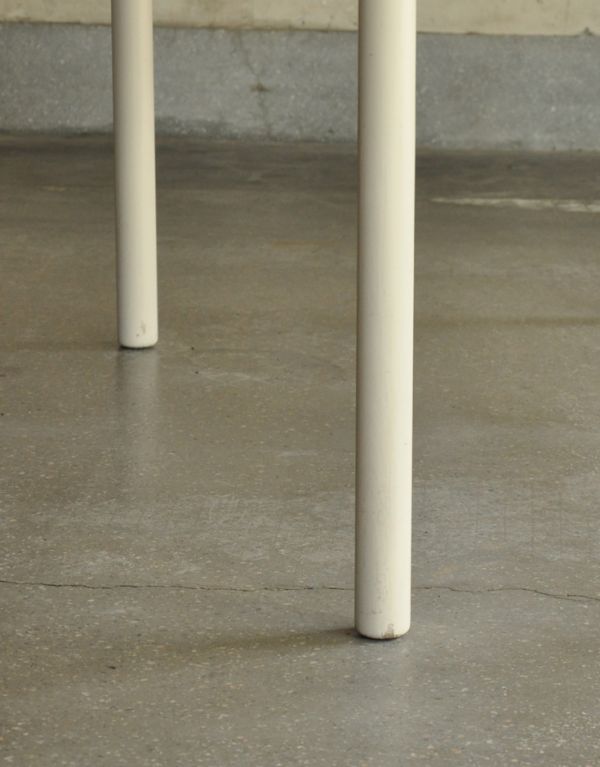 アーコールの家具 アンティーク家具 2トーンカラーのレアアイテム、とってもめずらしいアーコールのダイニングテーブル。まっすぐ伸びた脚です。(k-1282-f)