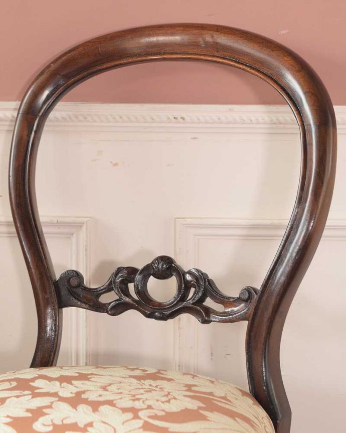 背もたれが美しいアンティークの椅子