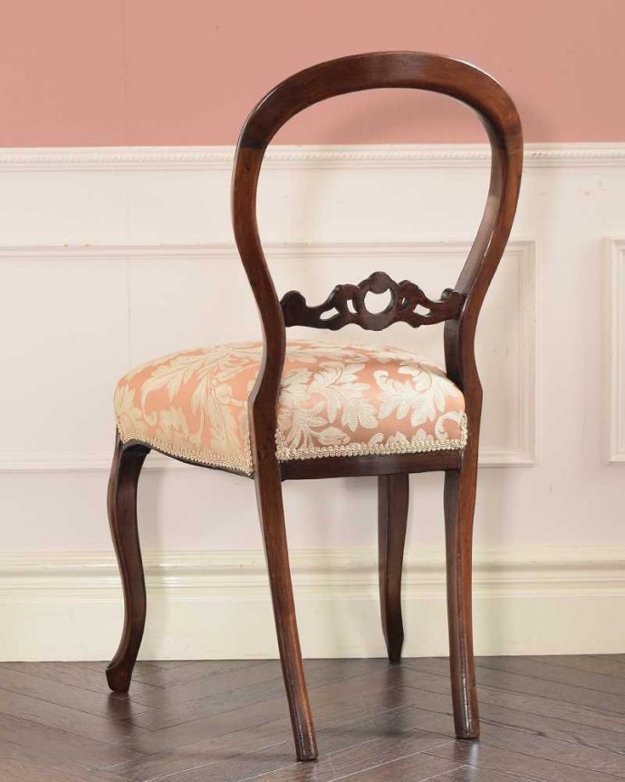 アンティークのサロンチェアの後ろ