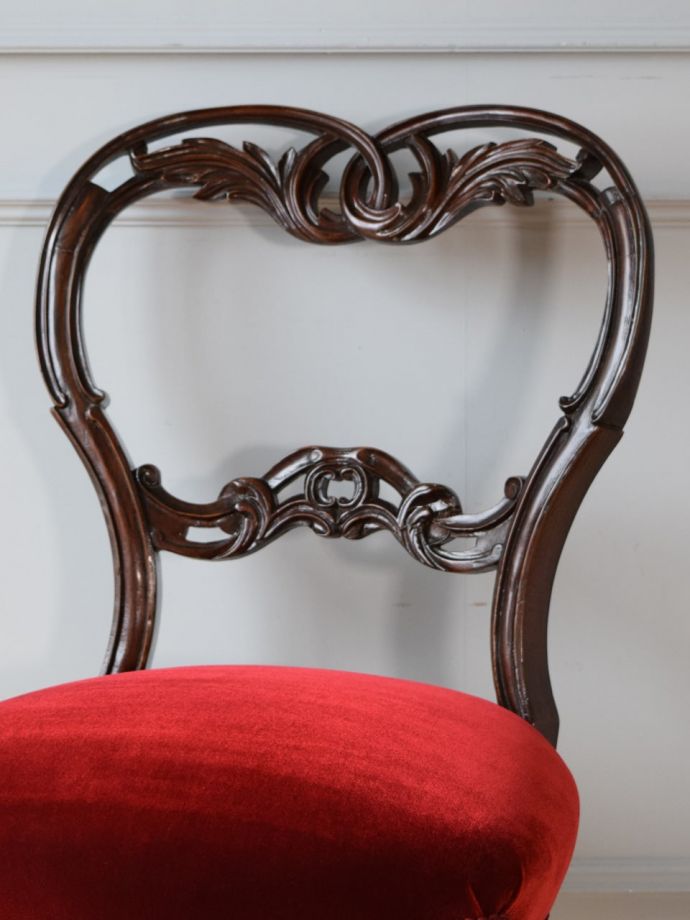 背もたれが美しいアンティークの椅子