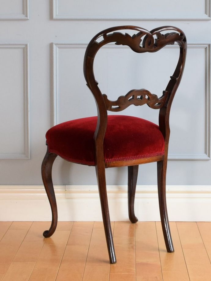 アンティークのサロンチェアの後ろ姿