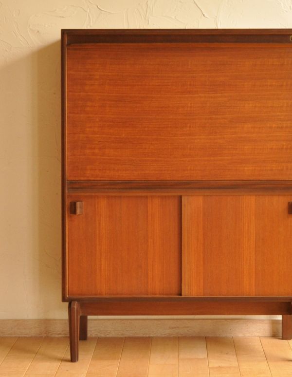 サイドバイサイド アンティーク家具 バイカラーのヴィンテージ家具、チーク材を使ったビューロー。本棚とパソコンスペース、両方欲しい方にオススメなのが、このビューロー!スマートで北欧スタイルに似合うキャビネットです。(k-1287-f)