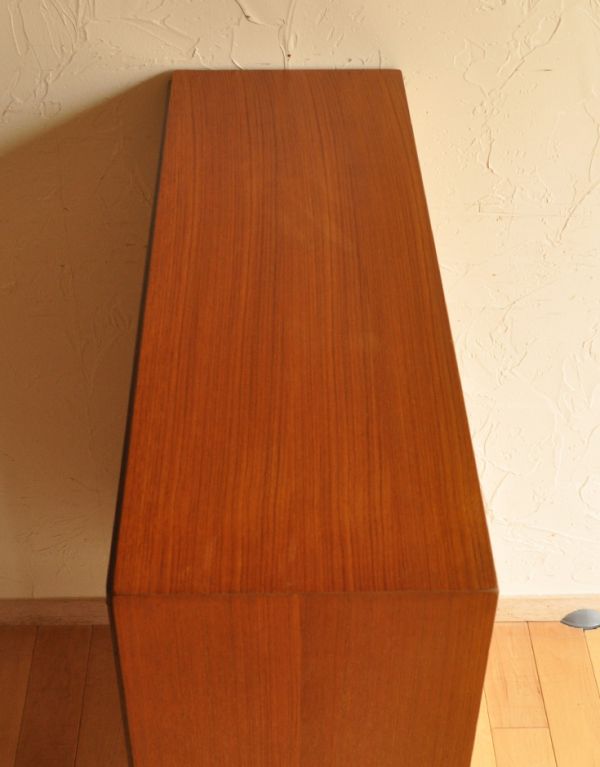 サイドバイサイド アンティーク家具 バイカラーのヴィンテージ家具、チーク材を使ったビューロー。天板もピカピカにお直ししました。(k-1287-f)