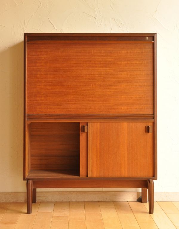 サイドバイサイド アンティーク家具 バイカラーのヴィンテージ家具、チーク材を使ったビューロー。下の収納は、ひと続きの収納になっているので、書籍やボックスを使ってのお片付けがお勧めです。(k-1287-f)