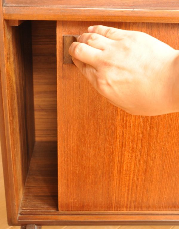 サイドバイサイド アンティーク家具 バイカラーのヴィンテージ家具、チーク材を使ったビューロー。下の収納扉は、引き戸式で仕上がっています。(k-1287-f)