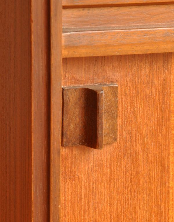 サイドバイサイド アンティーク家具 バイカラーのヴィンテージ家具、チーク材を使ったビューロー。オシャレな木の取っ手。(k-1287-f)