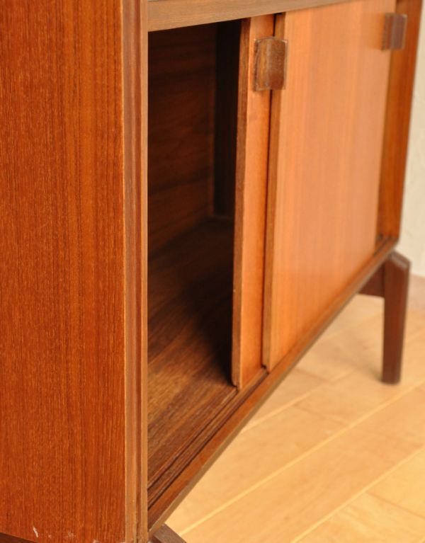 サイドバイサイド アンティーク家具 バイカラーのヴィンテージ家具、チーク材を使ったビューロー。扉内はひと続きになっています。(k-1287-f)