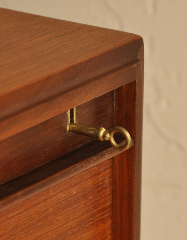 サイドバイサイド アンティーク家具 バイカラーのヴィンテージ家具、チーク材を使ったビューロー。キャビネットの右上に鍵穴があります。(k-1287-f)