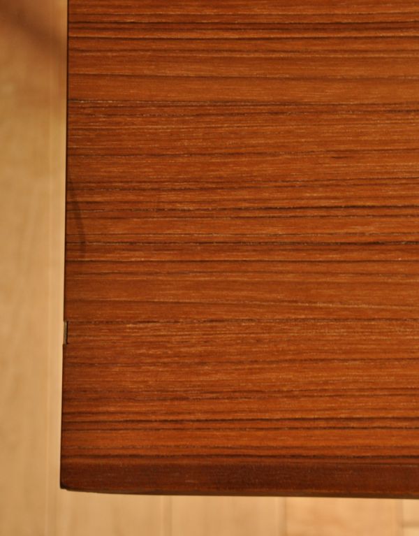 サイドバイサイド アンティーク家具 バイカラーのヴィンテージ家具、チーク材を使ったビューロー。チーク材のシャープな木目が魅力です。(k-1287-f)