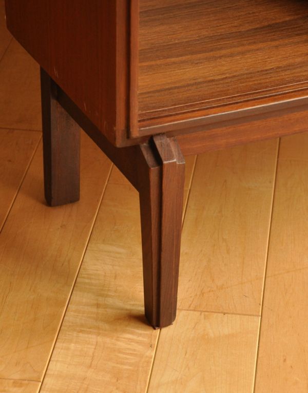 サイドバイサイド アンティーク家具 バイカラーのヴィンテージ家具、チーク材を使ったビューロー。脚はすっきりしたデザインです。(k-1287-f)