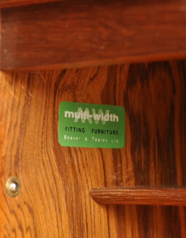 サイドバイサイド アンティーク家具 バイカラーのヴィンテージ家具、チーク材を使ったビューロー。家具メーカーのものと思われるタグステッカーが付いています。(k-1287-f)