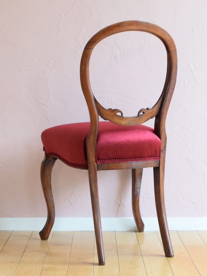 アンティークのサロンチェアの後ろ姿