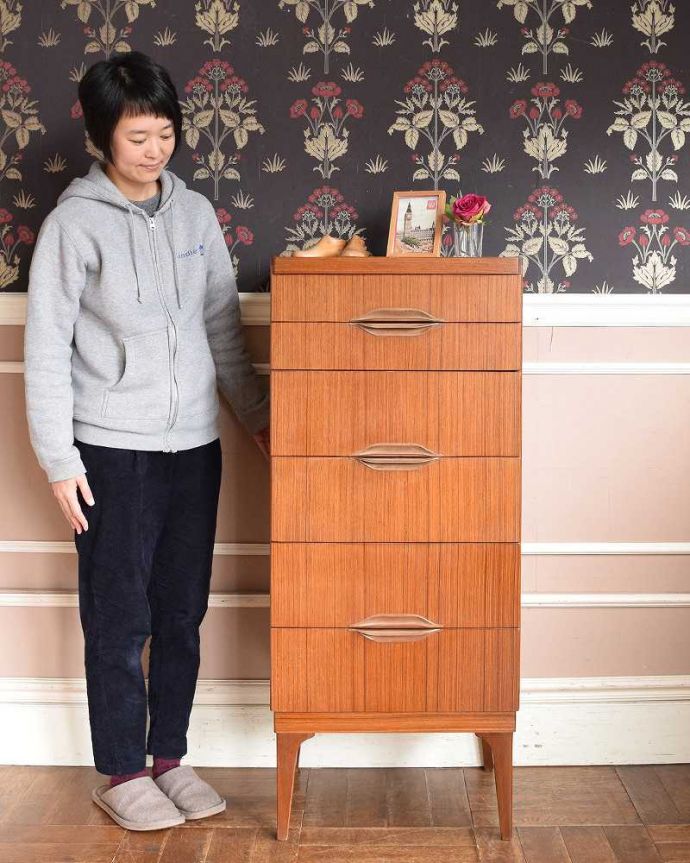 アンティークのチェスト　アンティーク家具　コンパクトなヴィンテージ家具、シンプルモダンなカッコイイチェスト。スッキリとしたカッコよさが魅力北欧スタイルのチェストは、やっぱり見た目がカッコいい！シンプルなのでどんなお部屋にも似合います。(k-1288-f-1)