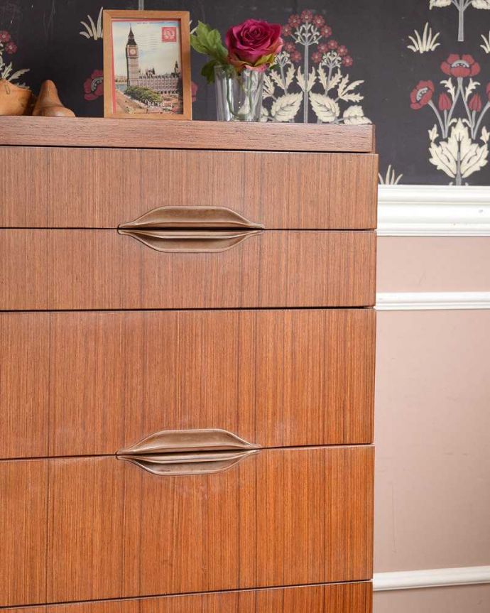 アンティークのチェスト　アンティーク家具　コンパクトなヴィンテージ家具、シンプルモダンなカッコイイチェスト。見えない所もこだわっていますヴィンテージの家具は年代が若いので簡単な修復だけでも使えちゃうんだけれど、長く使って頂けるように、見えない部分もしっかりこだわって修復しています。(k-1288-f-1)