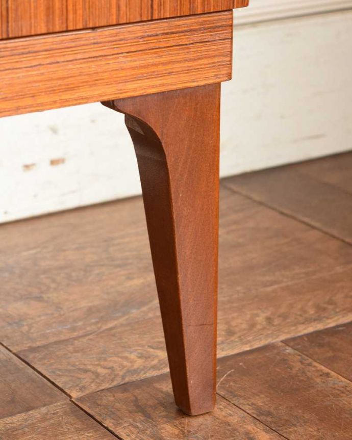 アンティークのチェスト　アンティーク家具　コンパクトなヴィンテージ家具、シンプルモダンなカッコイイチェスト。女性1人でラクラク運べちゃう仕掛けHandleのアンティークは、脚の裏にフェルトキーパーをお付けしています。(k-1288-f-1)