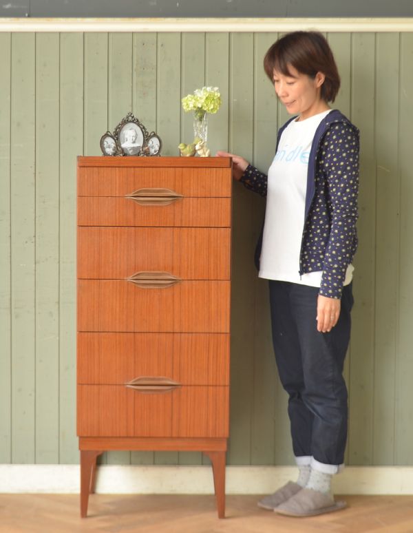 アンティークのチェスト アンティーク家具 コンパクトなヴィンテージ家具、シンプルモダンなカッコイイチェスト。スマートで細長いチェスト。(k-1288-f)