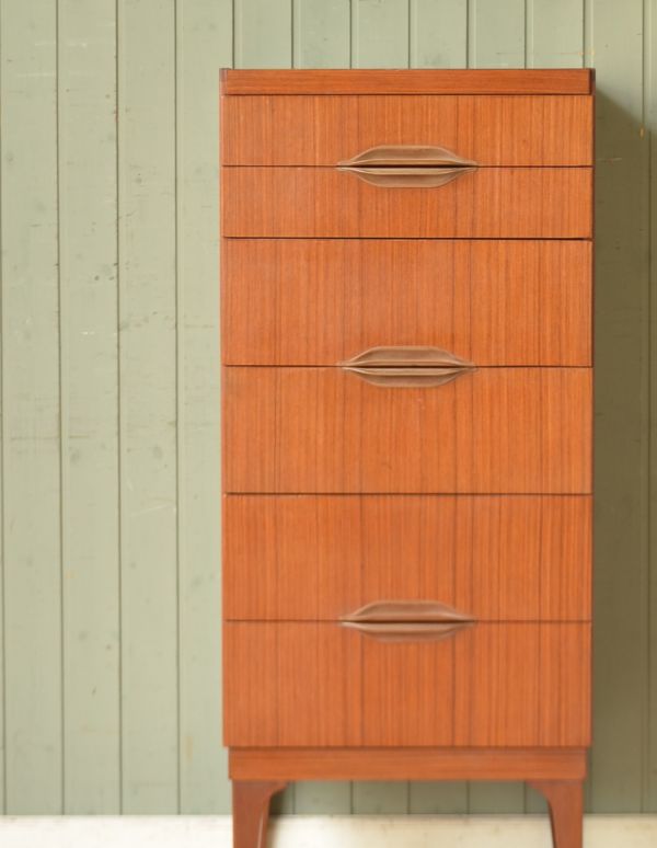 アンティークのチェスト アンティーク家具 コンパクトなヴィンテージ家具、シンプルモダンなカッコイイチェスト。引き出しが6杯もあるので、細々したものをたっぷり収納できます!。(k-1288-f)