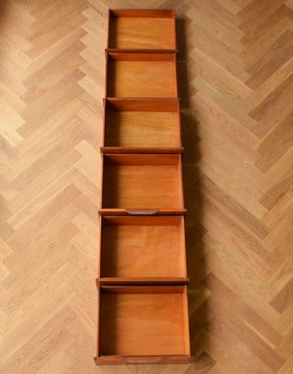 アンティークのチェスト アンティーク家具 コンパクトなヴィンテージ家具、シンプルモダンなカッコイイチェスト。中もキレイに修復してありますので、いろんなものを収納して下さい。(k-1288-f)