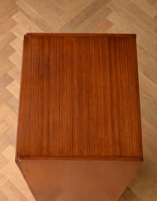 アンティークのチェスト アンティーク家具 コンパクトなヴィンテージ家具、シンプルモダンなカッコイイチェスト。天板もキレイに塗装を仕上げました。(k-1288-f)