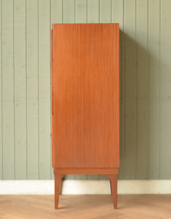 アンティークのチェスト アンティーク家具 コンパクトなヴィンテージ家具、シンプルモダンなカッコイイチェスト。サイドから見てもキレイな状態です。(k-1288-f)