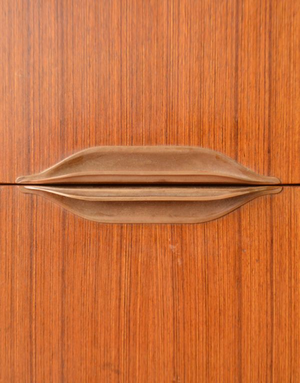 アンティークのチェスト アンティーク家具 コンパクトなヴィンテージ家具、シンプルモダンなカッコイイチェスト。シンプルでカッコいい取っ手。(k-1288-f)