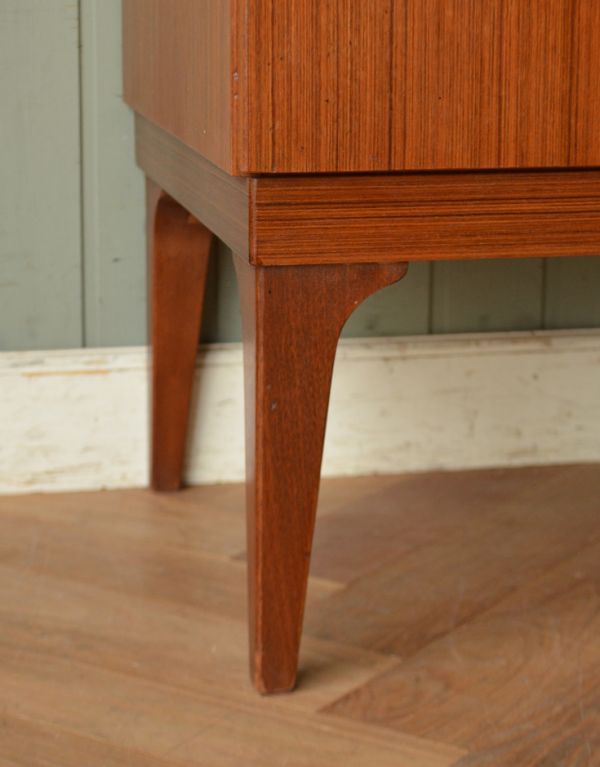 アンティークのチェスト アンティーク家具 コンパクトなヴィンテージ家具、シンプルモダンなカッコイイチェスト。脚はクールでスマートな印象です。(k-1288-f)