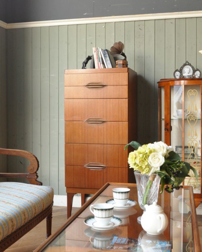 アンティークのチェスト アンティーク家具 コンパクトなヴィンテージ家具、シンプルモダンなカッコイイチェスト。浅めで、6杯も付いた引き出しは、日用品を収納するのにもピッタリ。(k-1288-f)