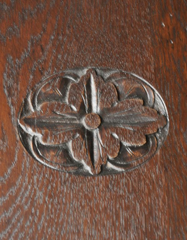 ロイドテーブル　アンティーク家具　アンティーク英国家具、何にでも使えるオーク材のオケージョナルテーブル。お花の彫がとてもキレイです。(k-1290-f)