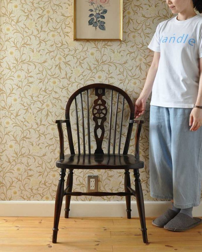 ダイニングチェア　アンティーク チェア　オシャレな背もたれのアーム付キッチンチェア、アンティークの板座イス。懐かしさを感じさせてくれる椅子なぜか昔から知っているような何とも言えない懐かしい気持ちになるホイールバックチェア。(k-1291-c)