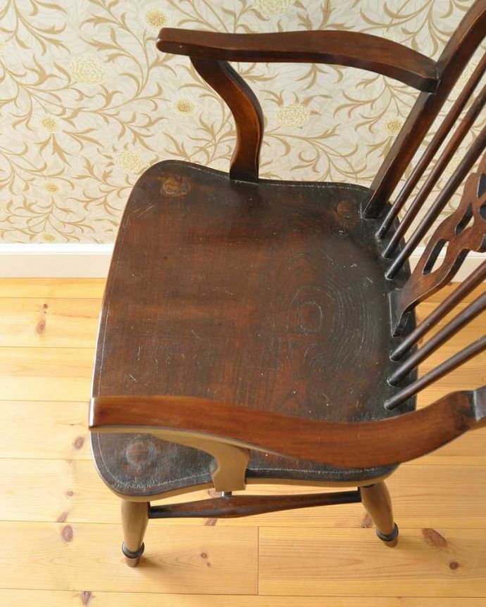 ダイニングチェア　アンティーク チェア　オシャレな背もたれのアーム付キッチンチェア、アンティークの板座イス。座面に隠されたヒミツ「座繰り」と言って、お尻と太もも部分に彫が入っているんです。(k-1291-c)